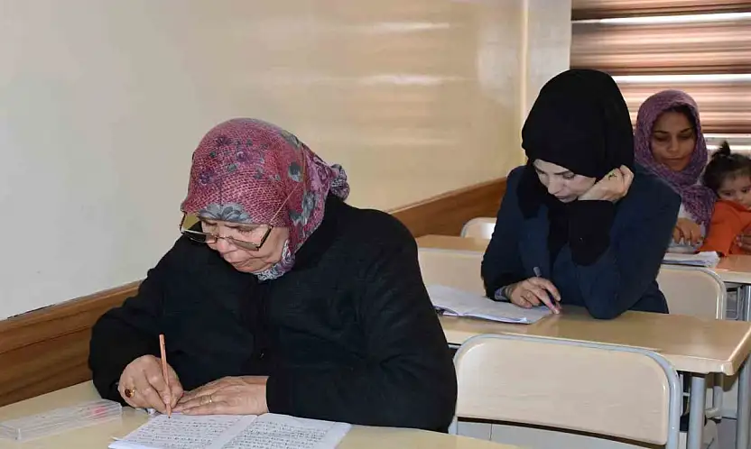 Yanlış otobüse binmemek için 65 yaşında okuma-yazma öğrendi