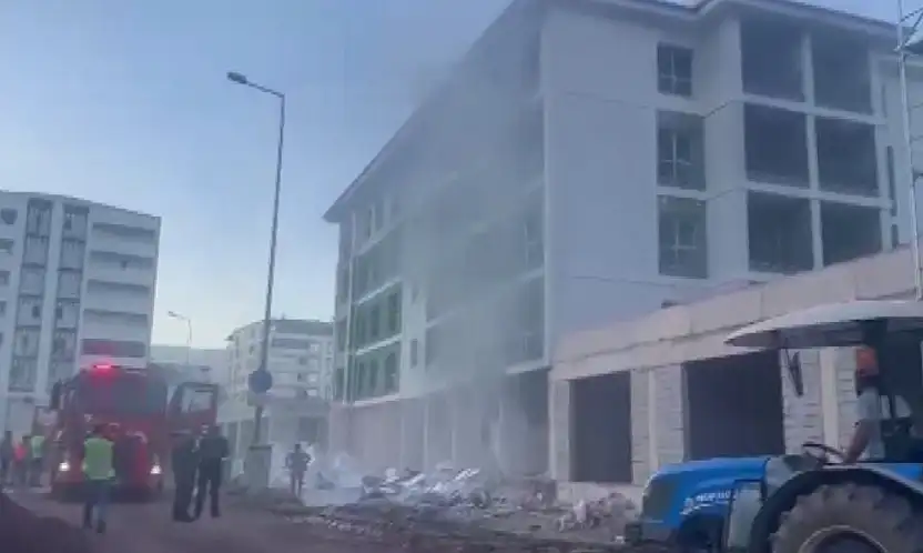 Yapımı devam eden deprem konutundaki yangın söndürüldü