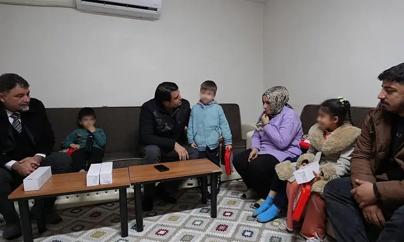 Yılmaz'dan evi yanan Kömek ailesine anlamlı ziyaret