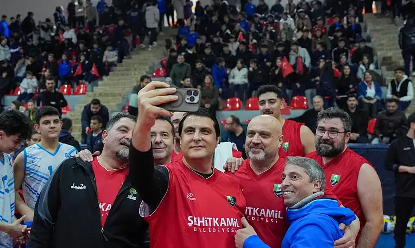 Yılmaz, parkede gençlerle kozlarını paylaştı